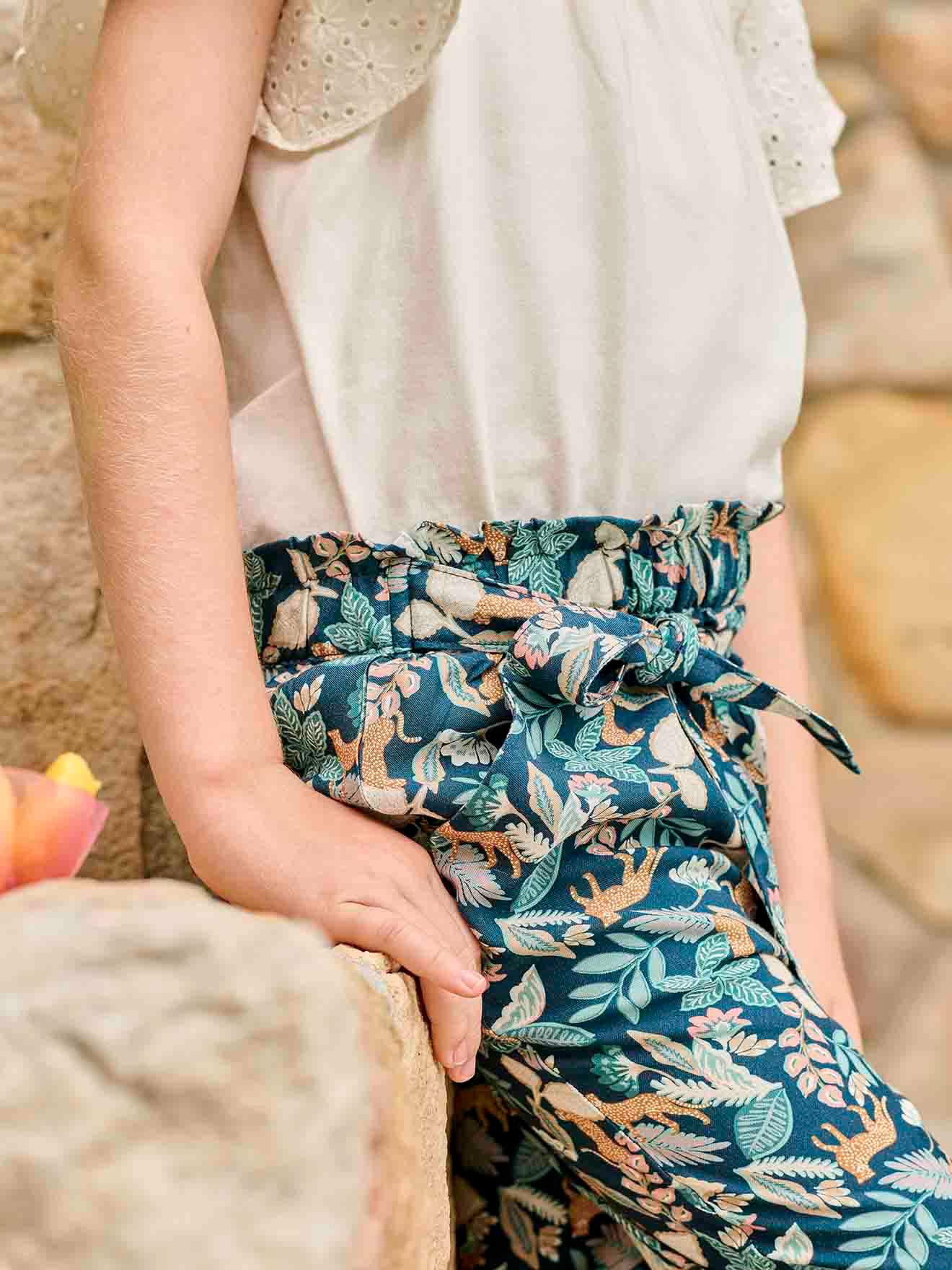 Vertbaudet Mädchen 3/4-Hose aus fließendem Stoff, Blumenprint Oeko-Tex - grün bedruckt