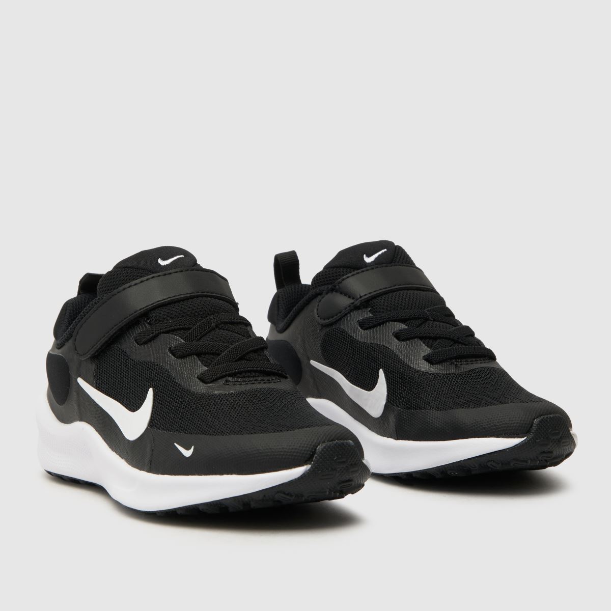 Nike Revolution 7 Junior träningsskor i svart och vitt