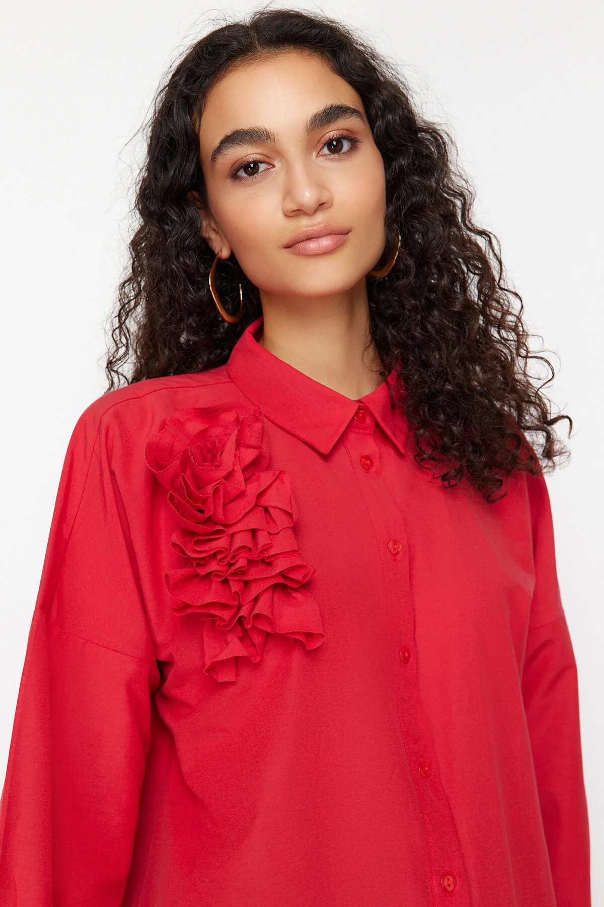 Trendyol Modest  Rotes gewebtes Baumwollhemd mit Blumenapplikationen TCTSS24TG00030