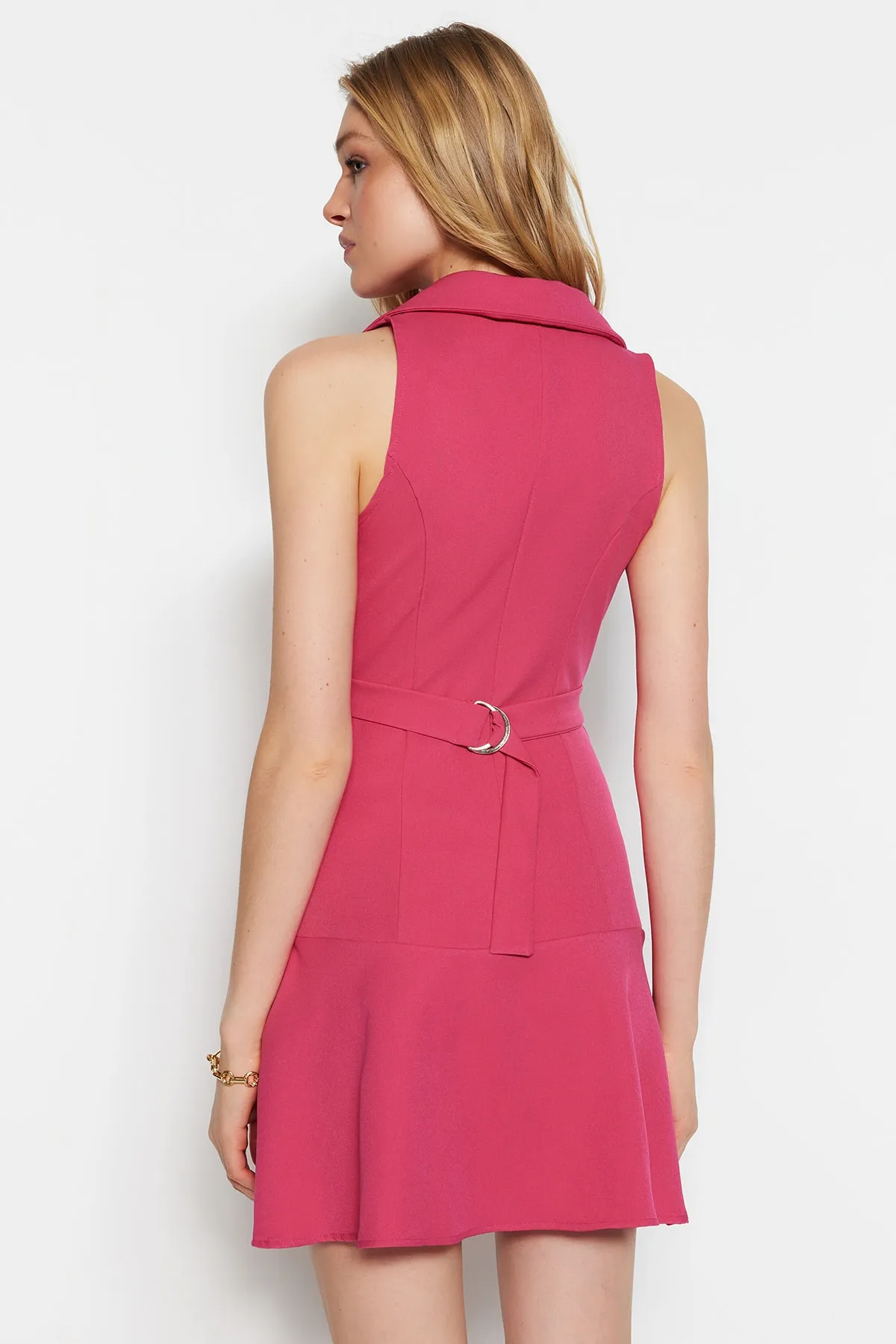 Trendyol Collection  Fuchsiafarbenes, gewebtes Minikleid mit Cut-out/Fensterdetail und Kragen, TWOSS23EL00608