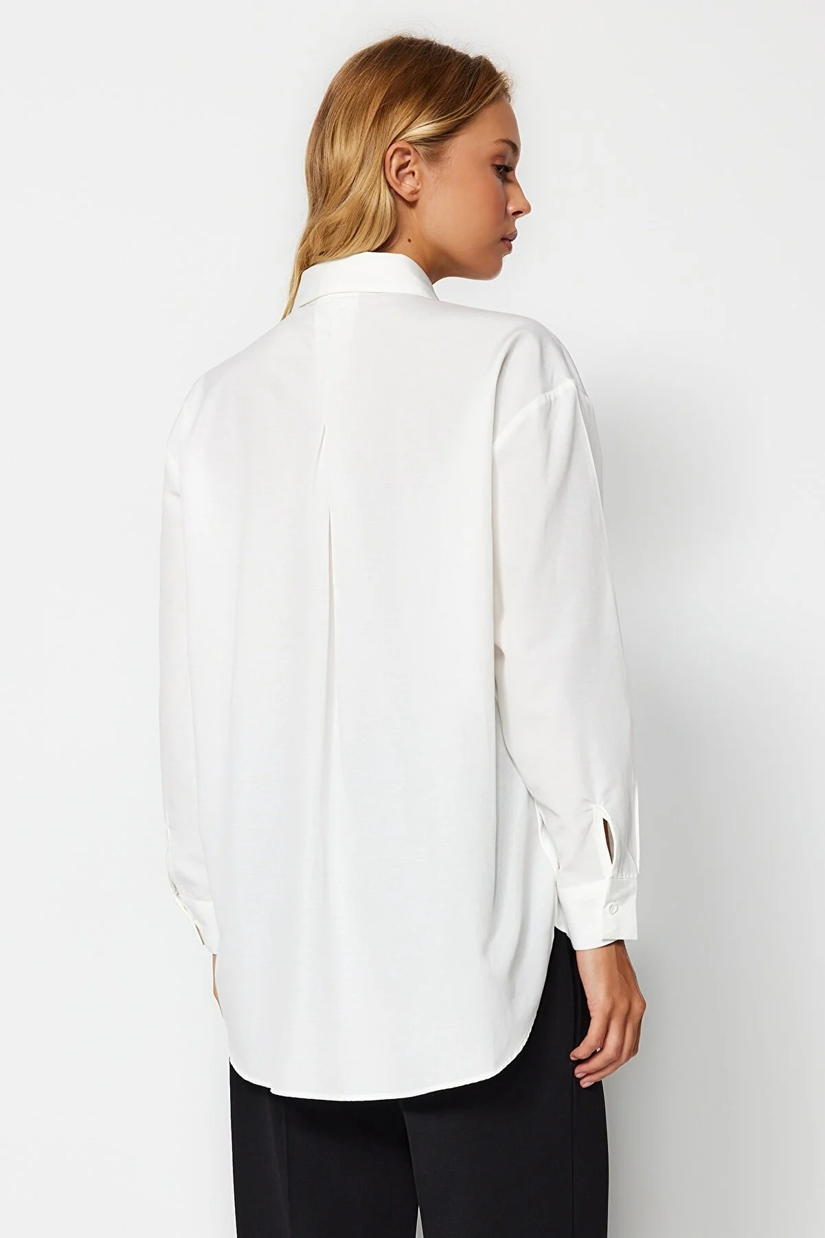 Trendyol Collection  Ecrufarbenes, gewebtes Oversize-Hemd mit Steinkragendetail TWOAW24GO00168