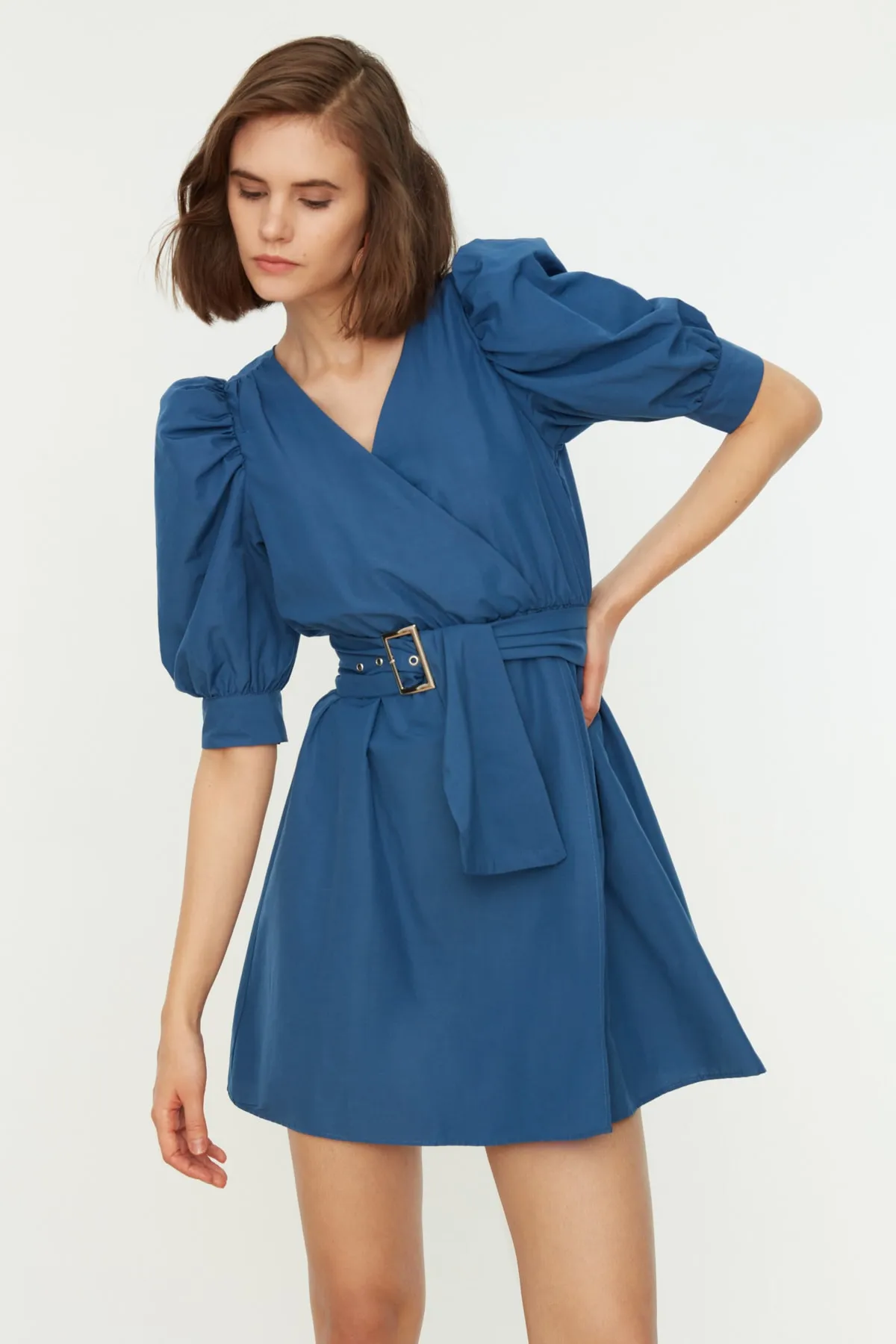 Trendyol Collection  Indigofarbenes, gewebtes Minikleid mit Gürtel und Öffnung an der Taille TWOSS20EL0619