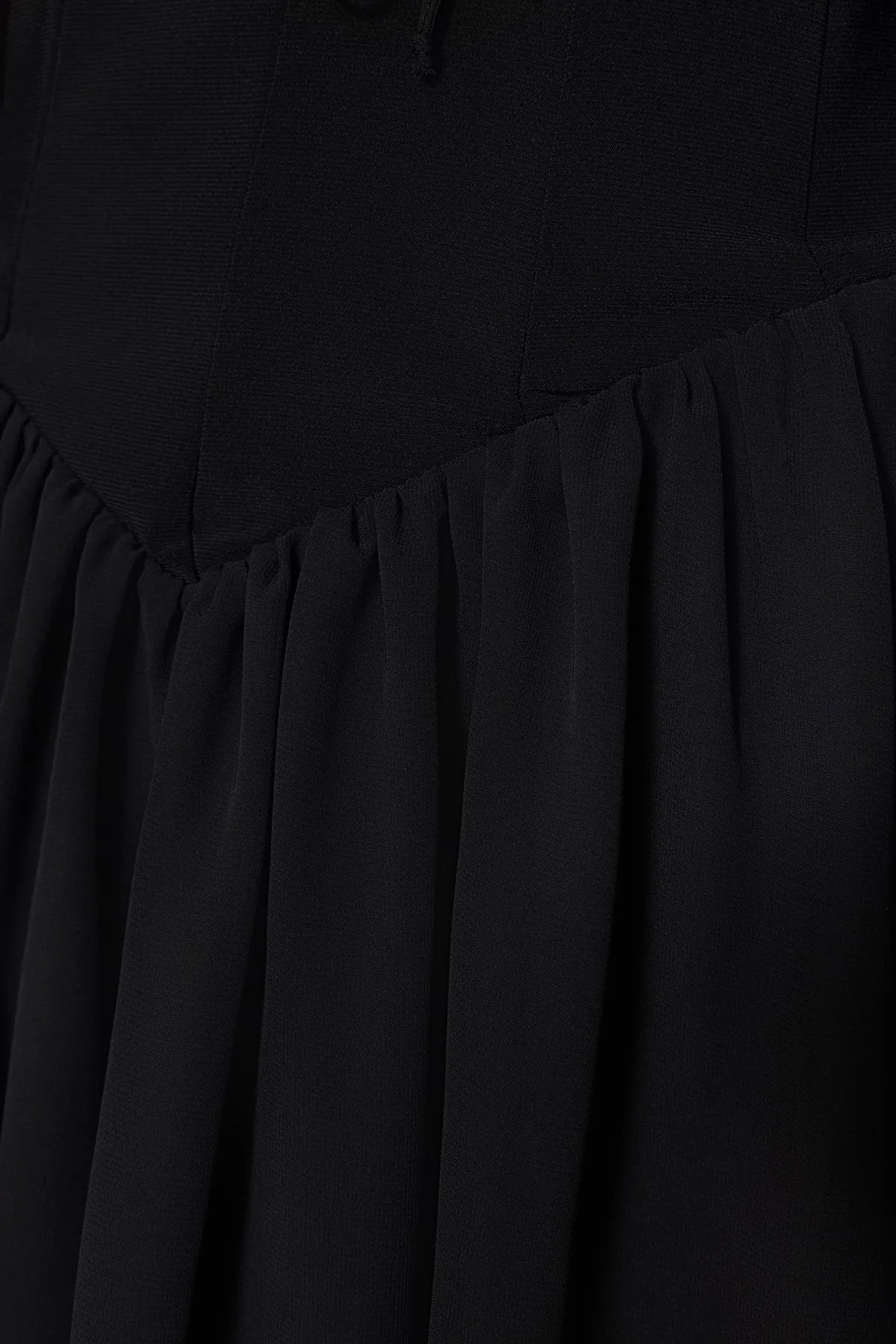 Trendyol Collection  Schwarzes elegantes Abendkleid aus Chiffon mit offener Taille/Skater-gefüttertem Volant TPRSS23EL00096