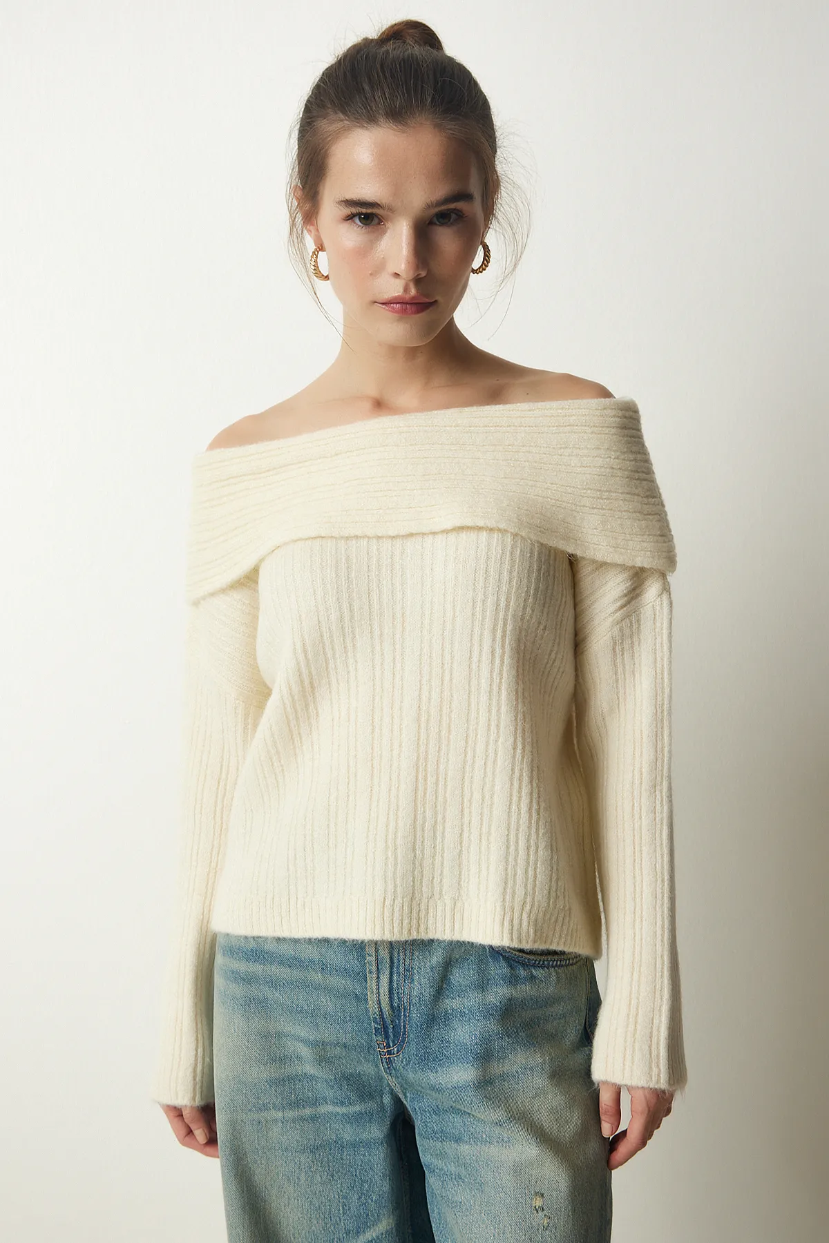 Happiness İstanbul  Cremefarbener Damen-Strickpullover mit Madonna-Kragen PF00049