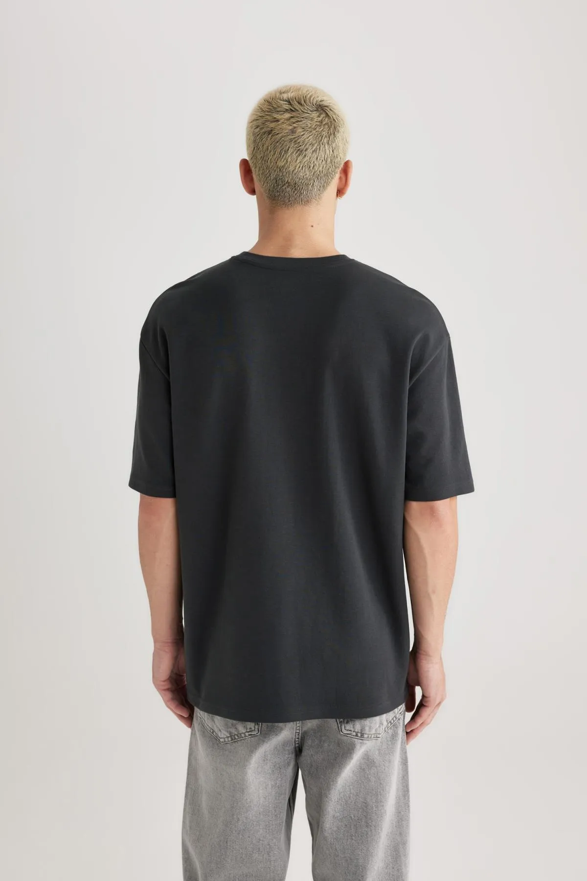 DeFacto  Kurzarm-Basic-T-Shirt aus schwerem Stoff mit Rundhalsausschnitt in Oversize-Passform X3926az24sp