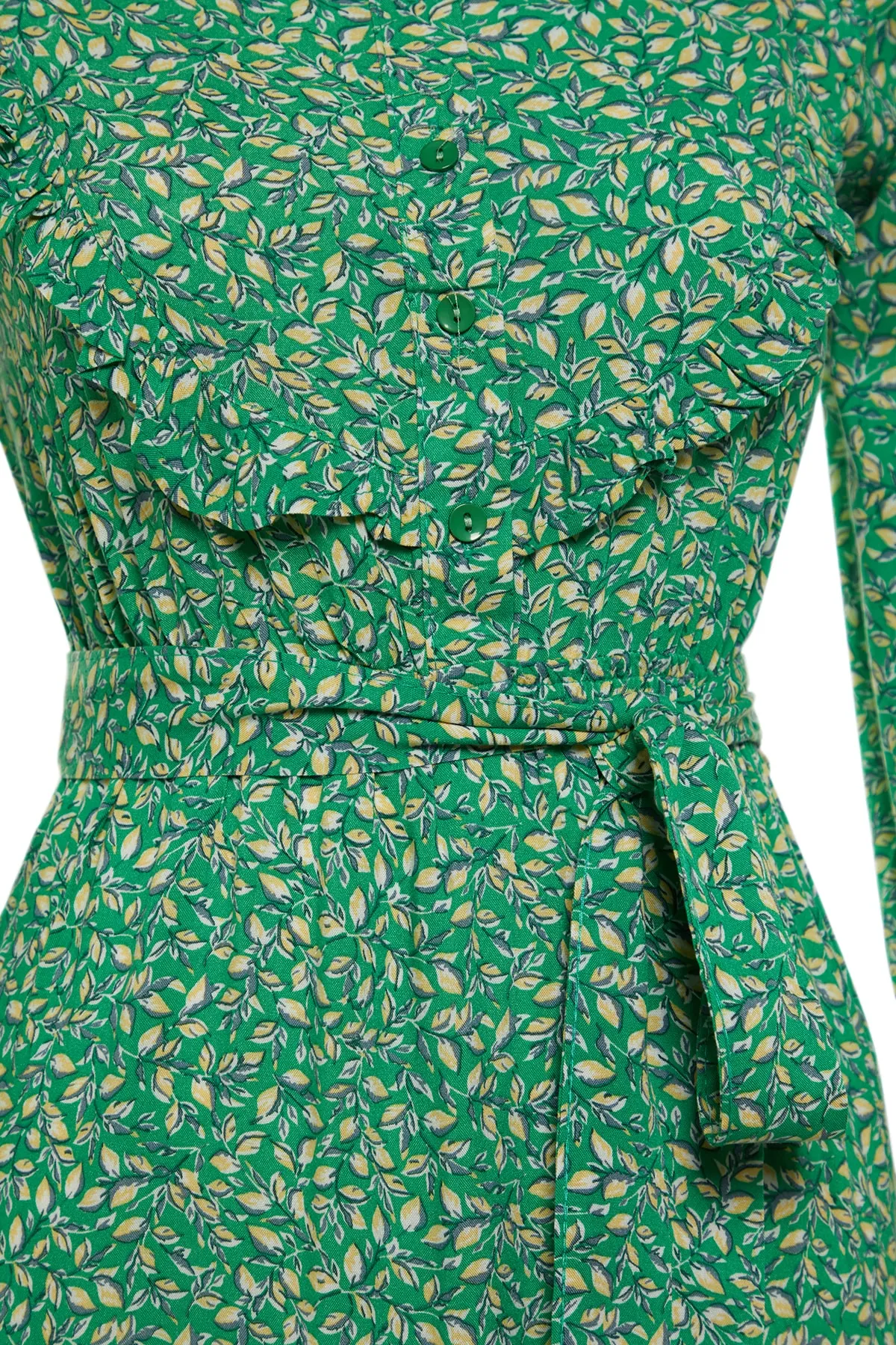 Trendyol Modest  Grünes, kleines, mit Blumenmuster bedrucktes, gewebtes Kleid mit Rüschen und Gürtel TCTSS21EL3340