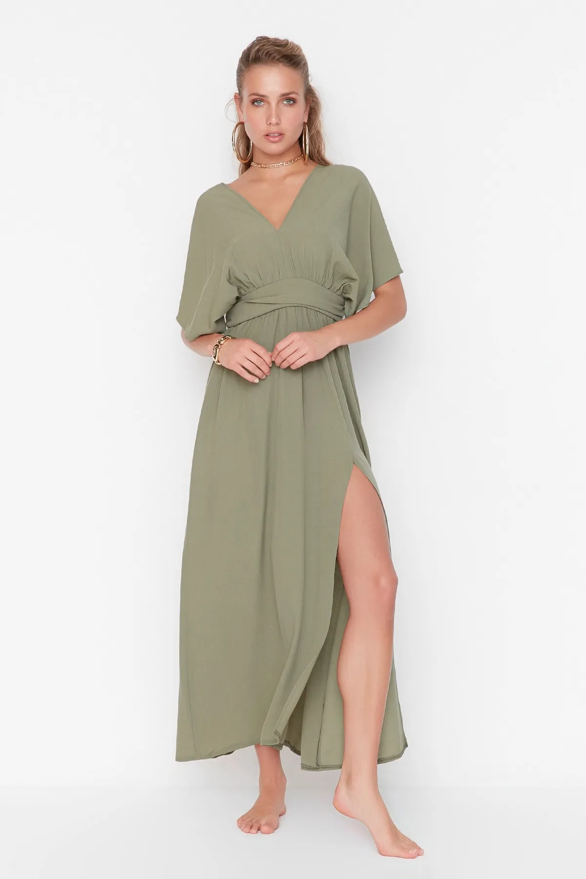 Trendyol Collection  Khakifarbenes Maxi-Strandkleid mit gewebten Accessoires TBESS21EL1051