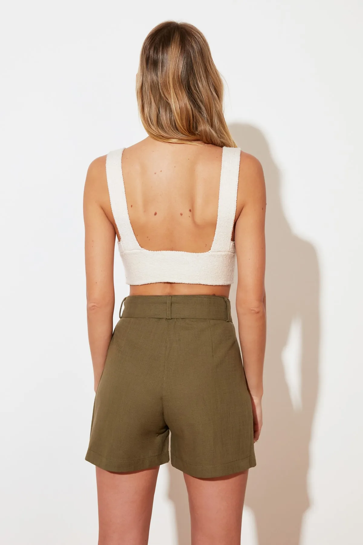 Trendyol Collection  Khakifarbene gewebte Shorts mit Gürteldetail TWOSS19IE0062