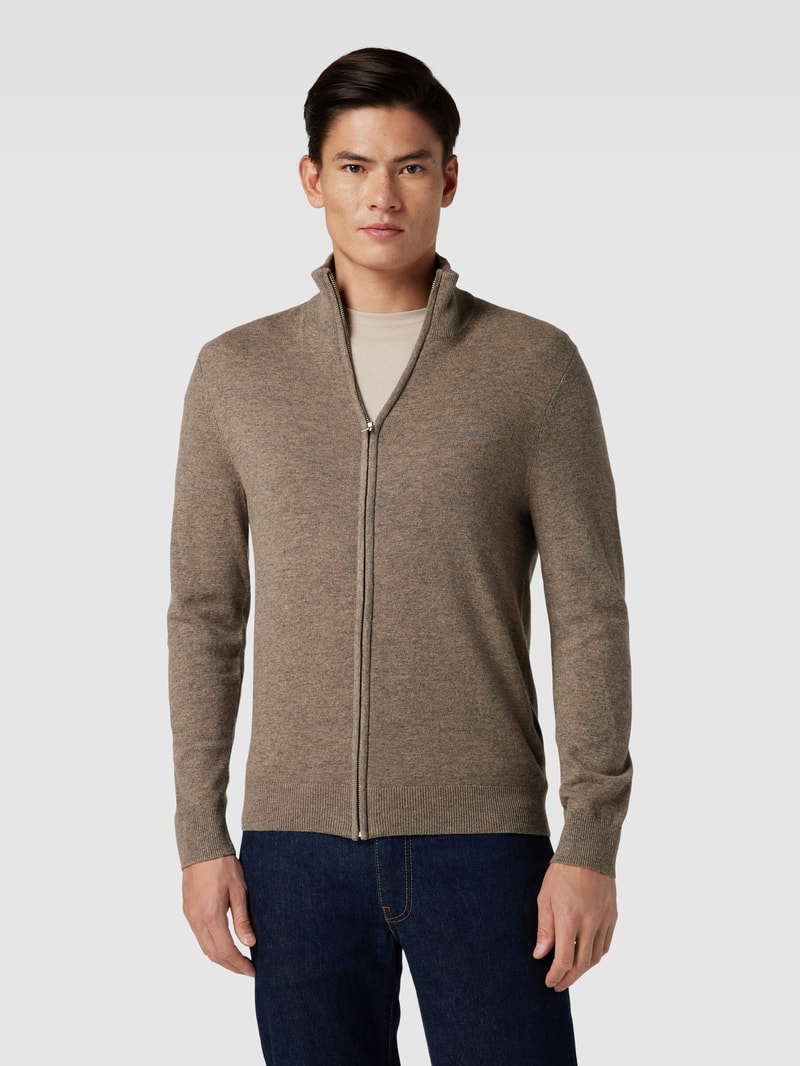 Strickjacke aus Lammwoll-Mix mit Stehkragen und Label-Stitching in hellbraun meliert