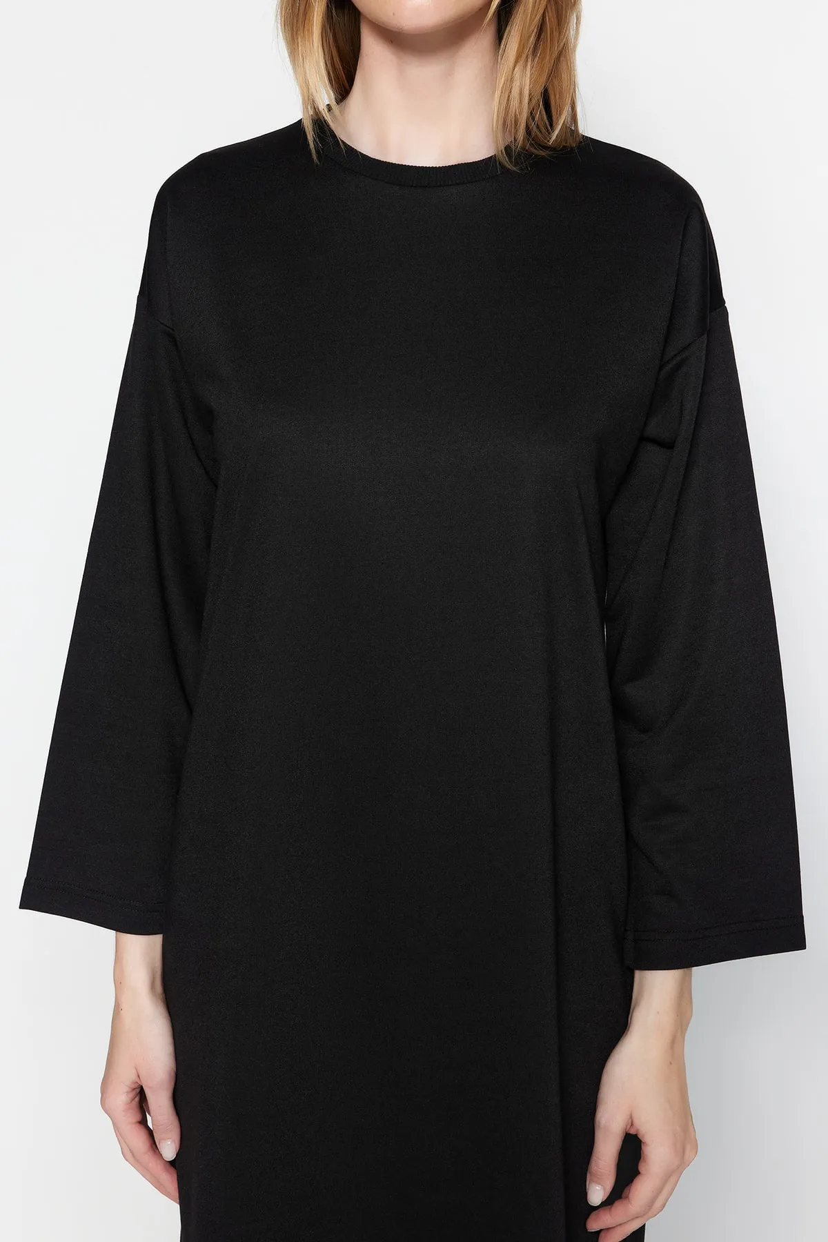 Trendyol Modest  Schwarzes Oversize-Strickkleid TCTSS23EB00125
