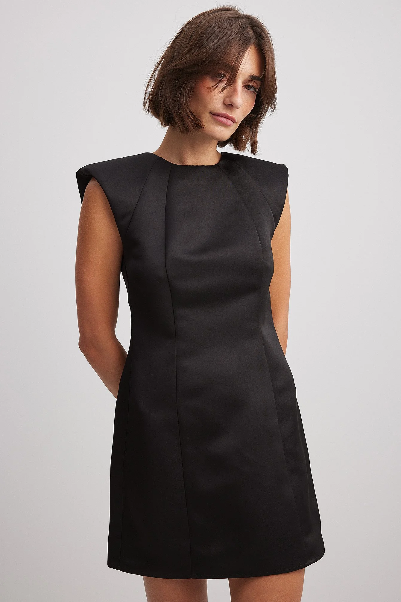 Minikleid mit spitzen Schultern