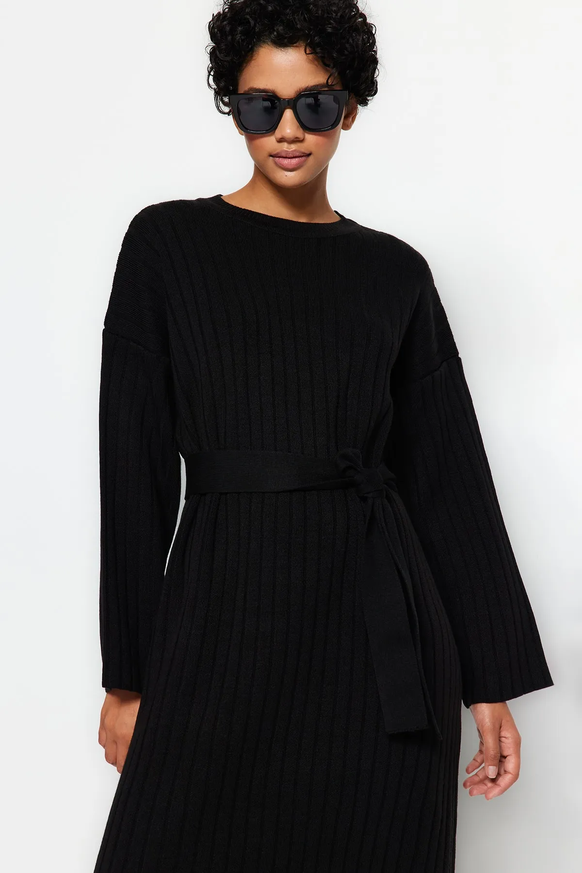 Trendyol Modest  Schwarzes Rippstrickkleid mit Gürtel TCTAW24EB00008
