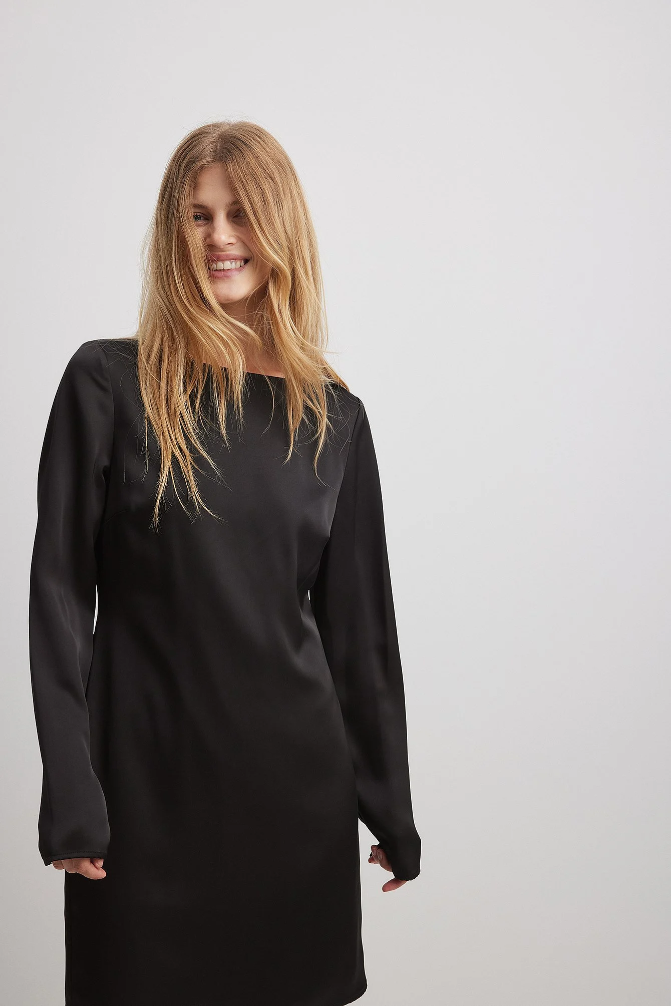 Asymmetrisches Minikleid mit offenem Rücken