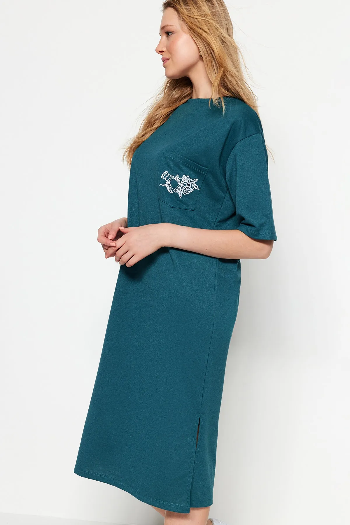 Trendyol Collection  Petrolblaues, besticktes Midi-Strickkleid mit Rundhalsausschnitt und bequemem Schnitt TWOSS21EL0175