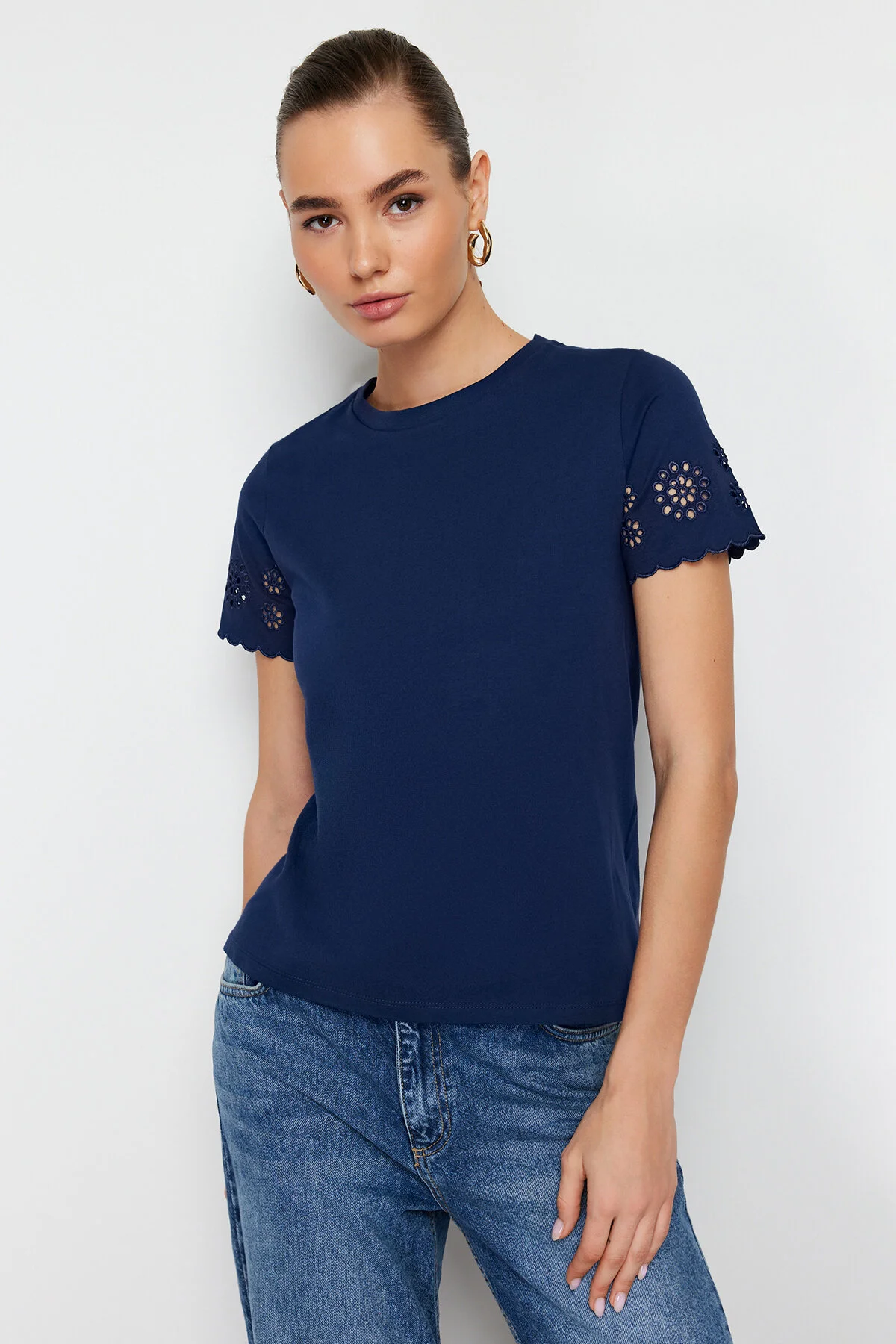 Trendyol Collection  Marineblaues Strick-T-Shirt mit Stickerei und detailliertem Normal-/Grundmuster TWOSS24TS00068