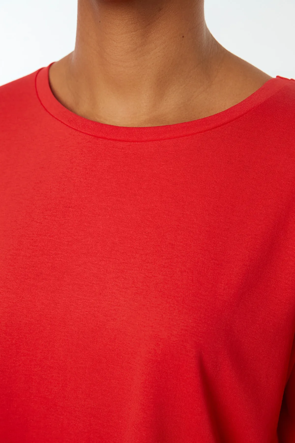 Trendyol Collection  Rotes, übergroßes/weites Strick-T-Shirt mit Rundhalsausschnitt aus 100 % Baumwolle TWOSS20TS0134