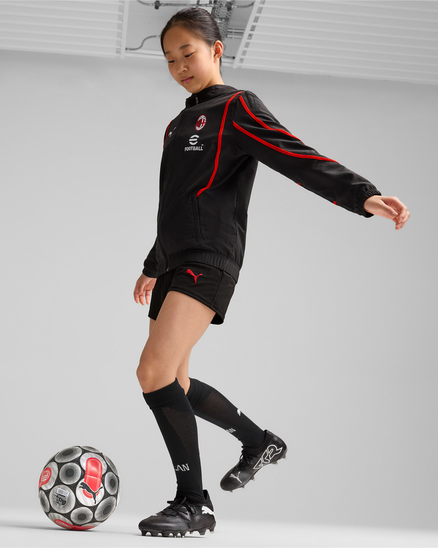 Oficiálne futbalové oblečenie Puma AC Milan Prematch Jr 777721-04