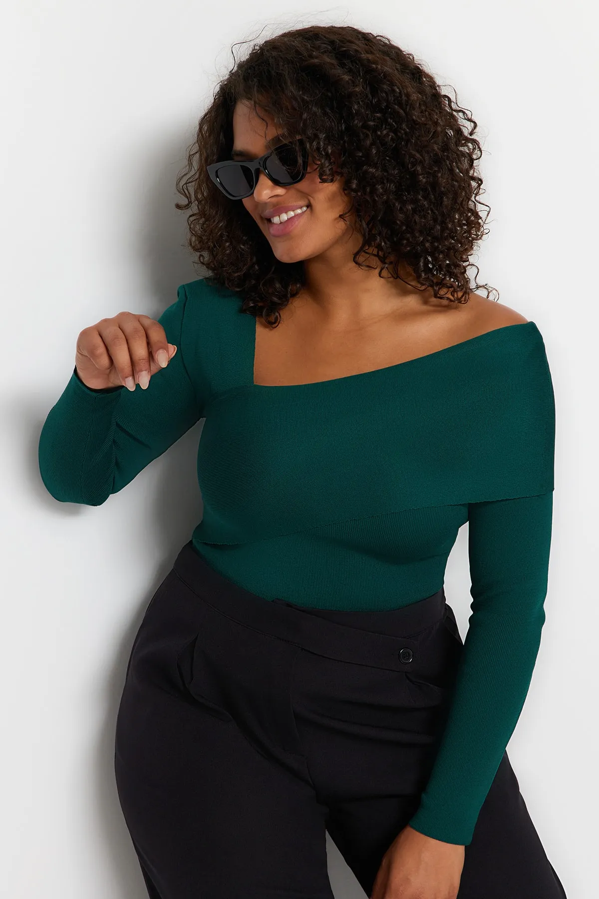 Trendyol Curve  Smaragdgrüner Strickpullover mit asymmetrischem Kragen