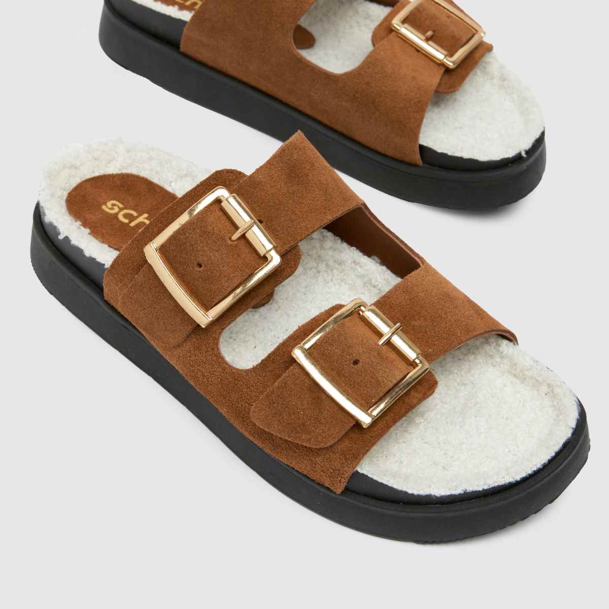 Schuh – Truvy – Bruna sandaler i mocka med sockspänne