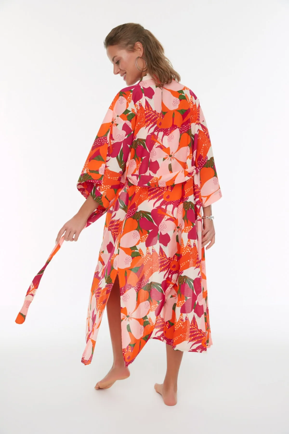 Trendyol Collection  Maxi-Kimono und Kaftan aus 100 % gewebter Baumwolle mit Blumenmuster und Gürtel TBESS22KM0030