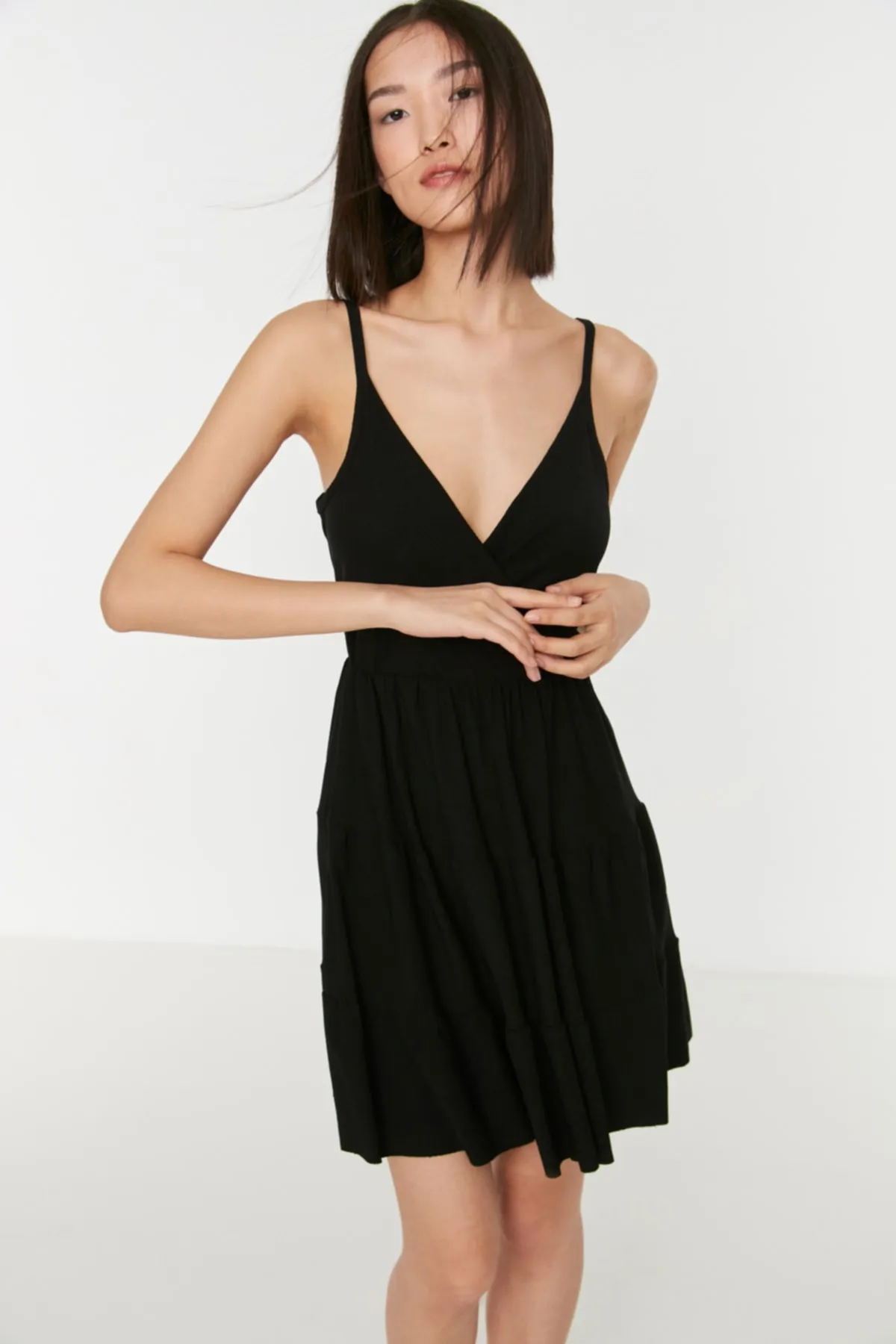 Trendyol Collection  Schwarzes, zweireihiges, gewickeltes Mini-Strickkleid mit Trägern TWOSS22EL2766