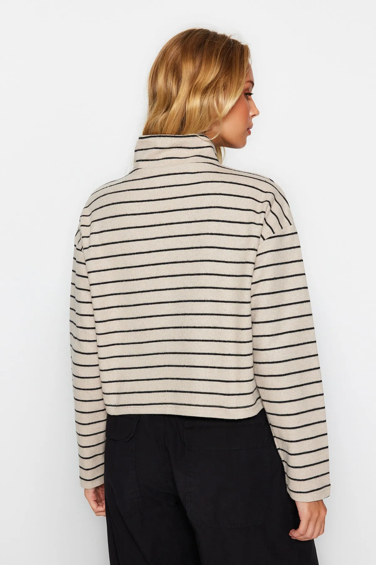 Trendyol Collection  Hellbeige gestreiftes Thessaloniki-Sweatshirt mit Reißverschluss und Stehkragen, reguläre/normale Passform, TWOAW22SW0732