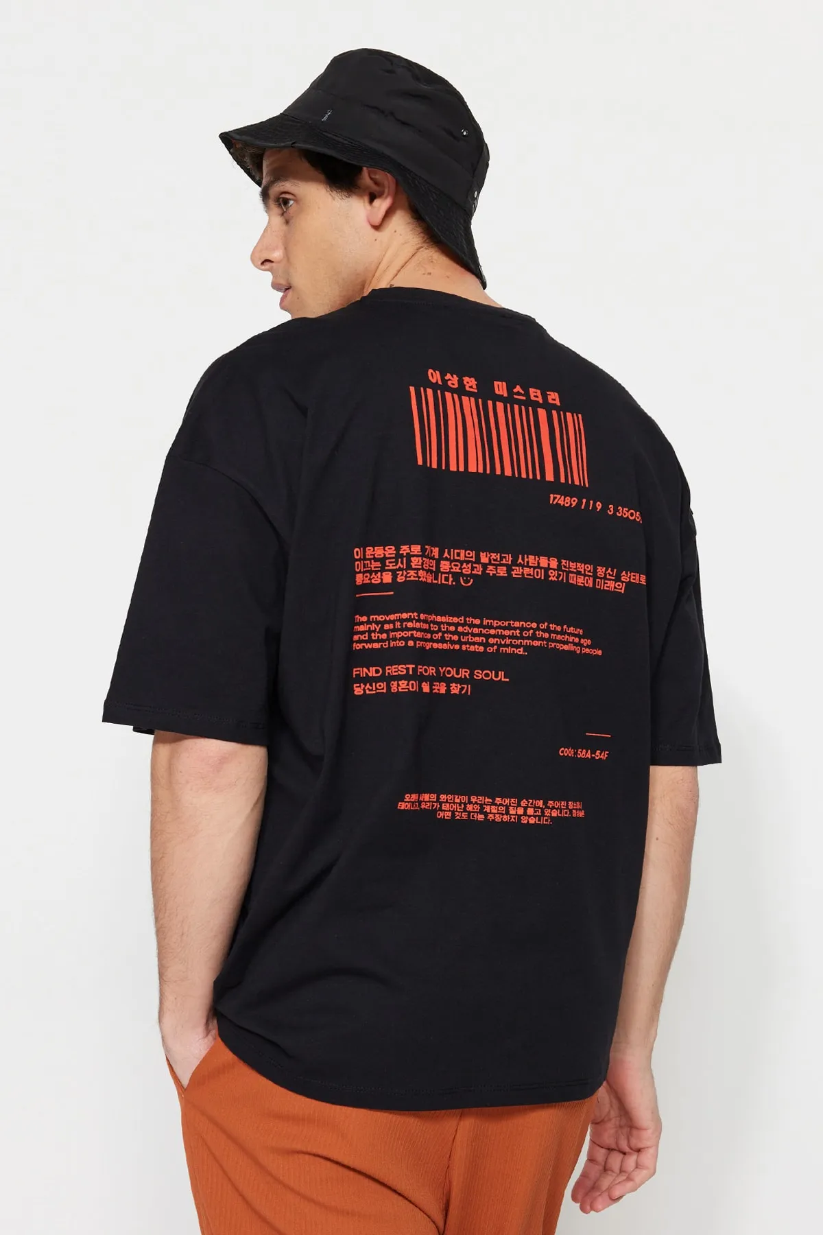 Trendyol Collection  Schwarzes, übergroßes/weit geschnittenes, kurzärmliges, mit Fernost bedrucktes T-Shirt aus 100 % Baumwolle TMNSS23TS00159