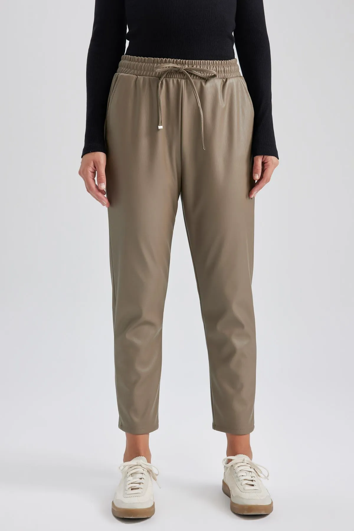 DeFacto  Hose aus Kunstleder mit hoher Taille und Joggertaschen
