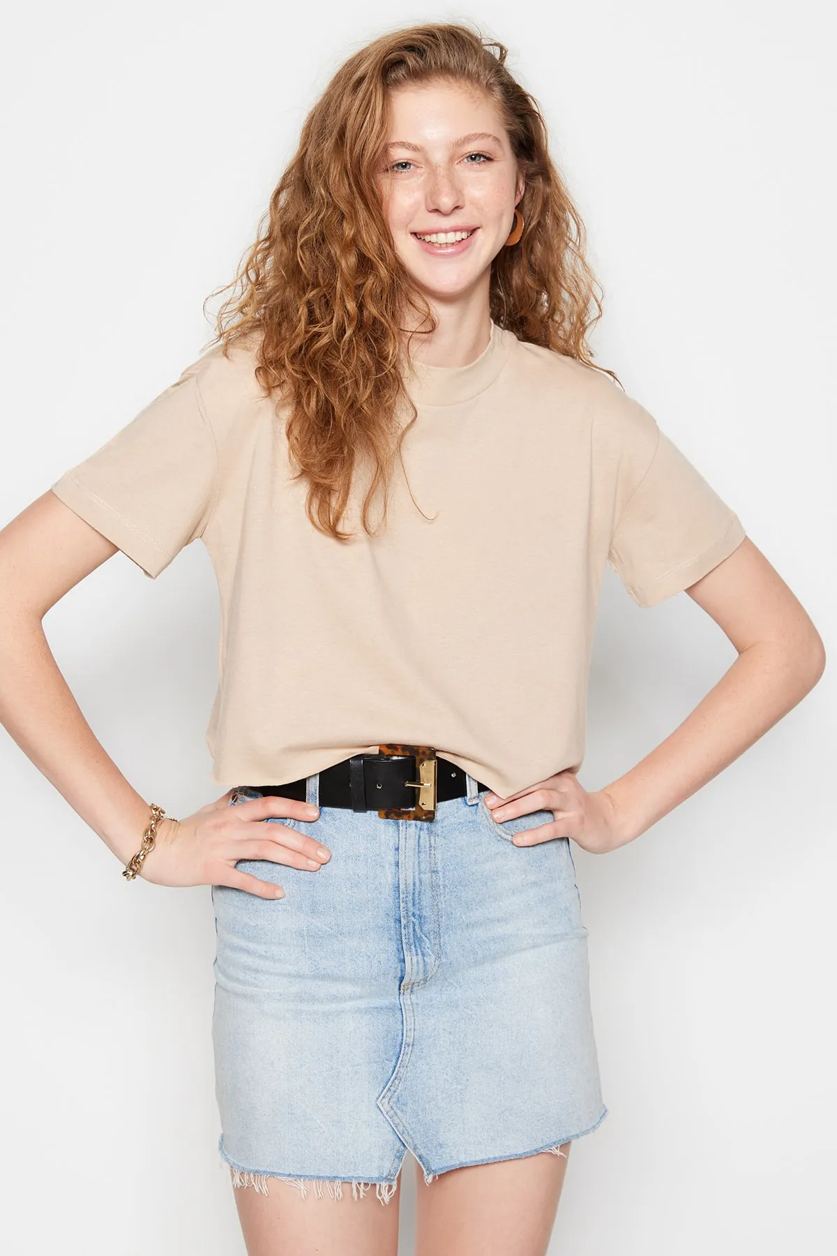 Trendyol Collection  Beigefarbenes, kurz geschnittenes Strick-T-Shirt aus 100 % Baumwolle mit Stehkragen TWOSS20TS0287