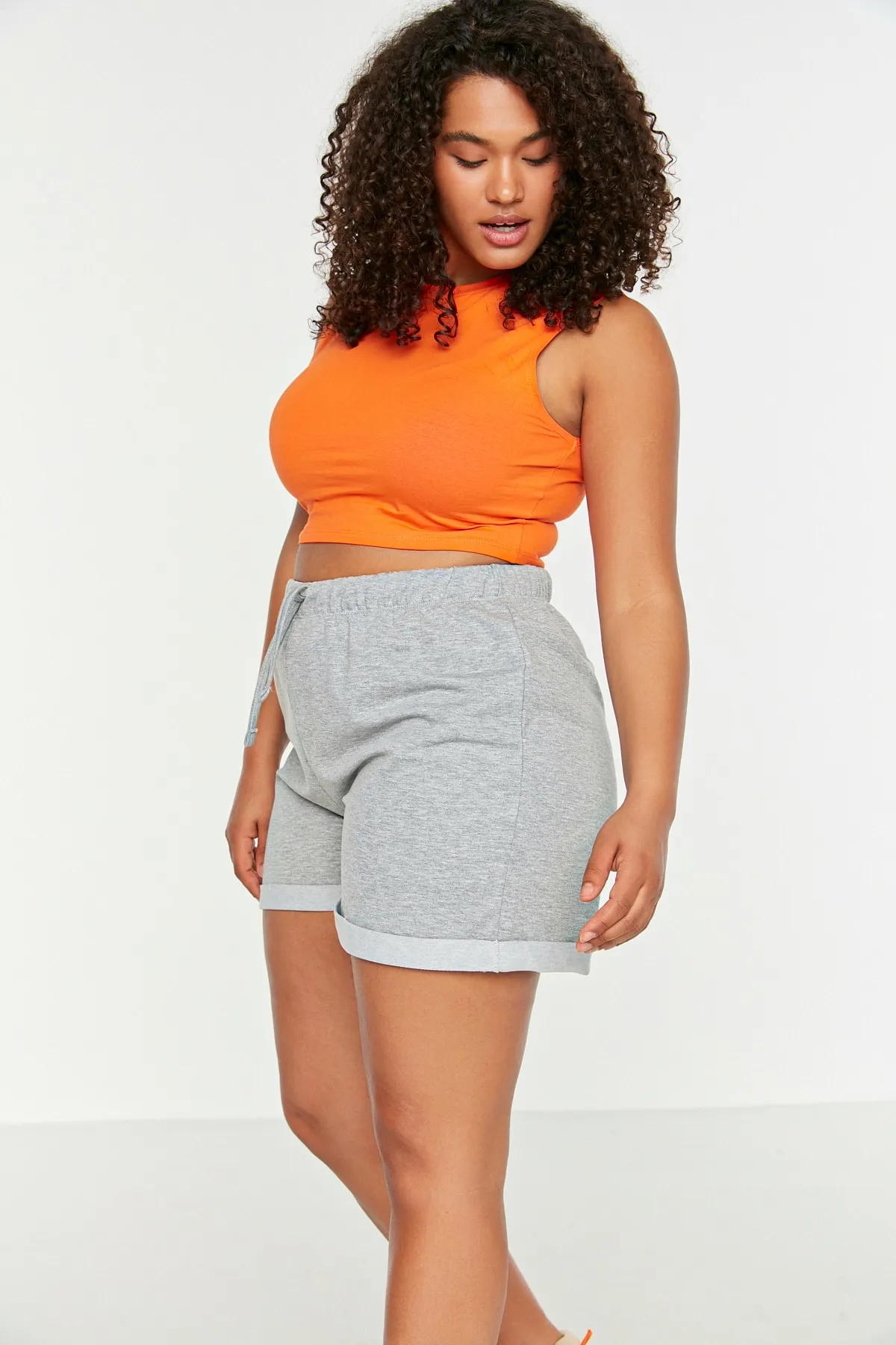 Trendyol Curve  Graue gestrickte Shorts mit Taschen und Bermuda TBSSS22SR0143