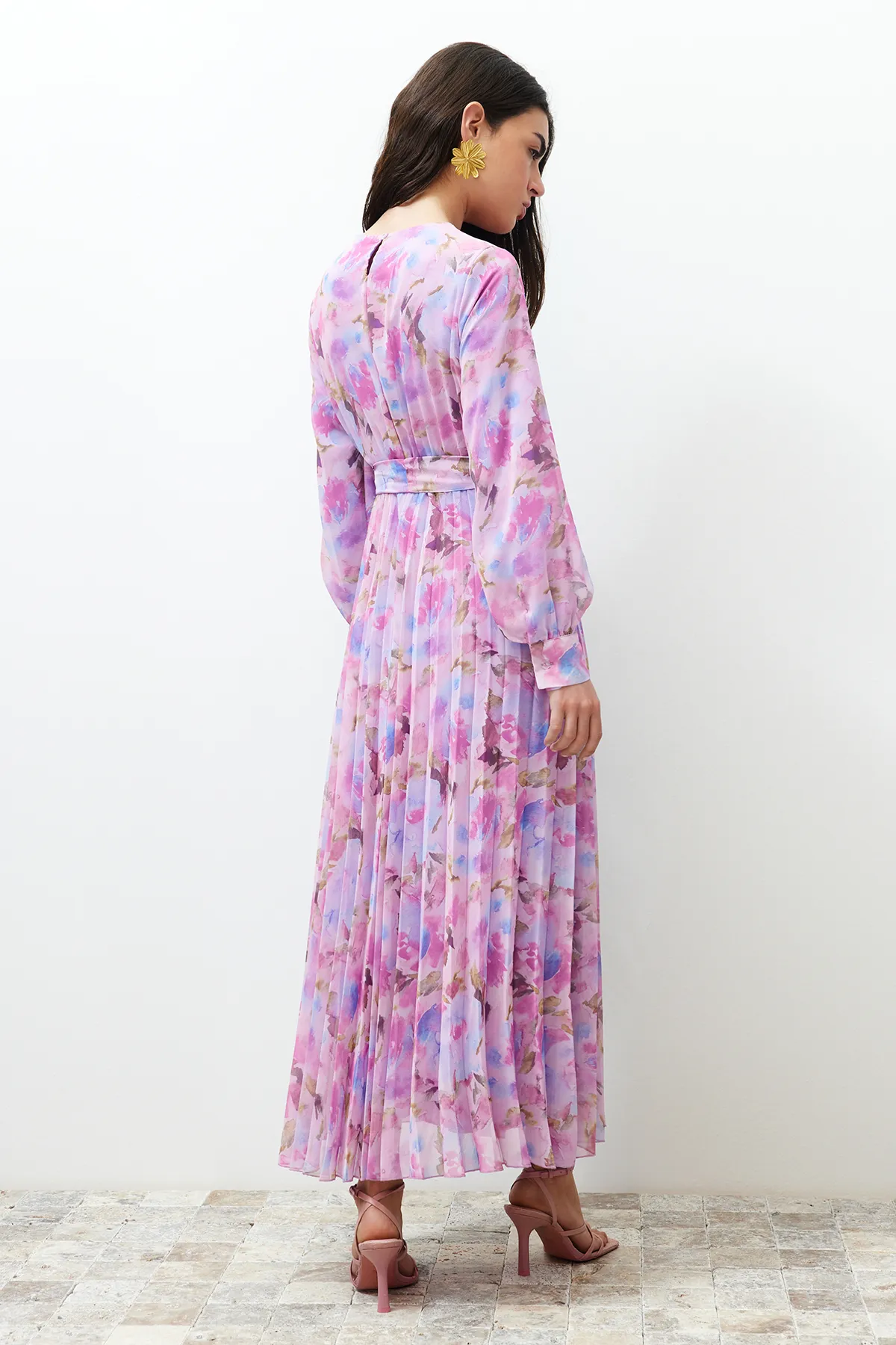 Trendyol Modest  Gewebtes Kleid aus plissiertem Chiffon mit rosafarbener Blumenschärpe und gefüttertem Detail TCTSS24EB00151
