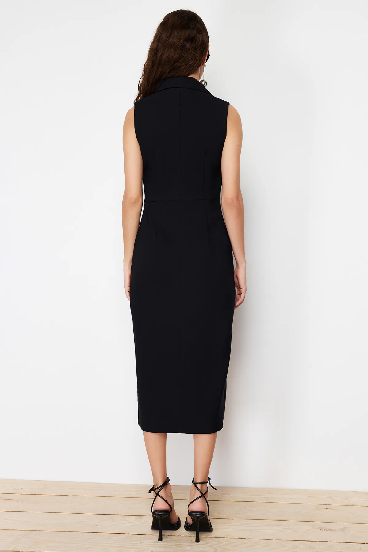 Trendyol Collection  Schwarzes, körperbetontes, ärmelloses Midi-Webkleid mit Knopfdetail und zweireihigem Kragen TWOSS24EL00616