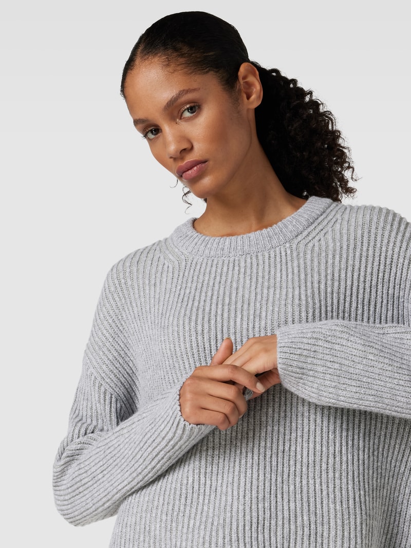 Strickpullover mit Rundhalsausschnitt Modell 'NAARUKO' in hellgrau
