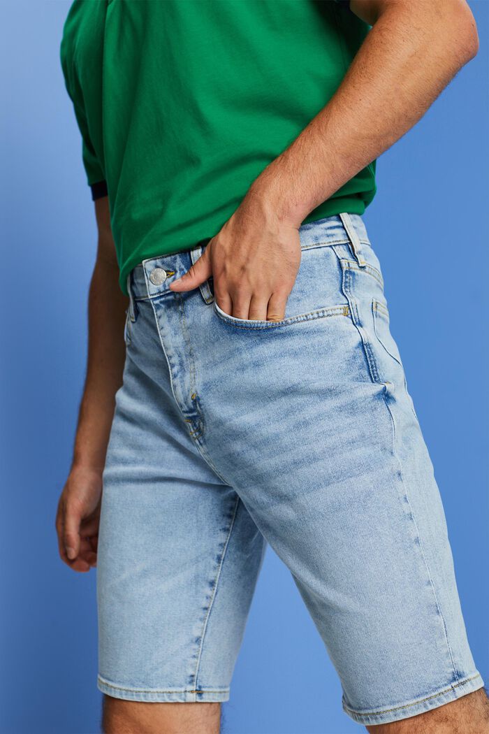 Lockere Jeansshorts in schmaler Passform