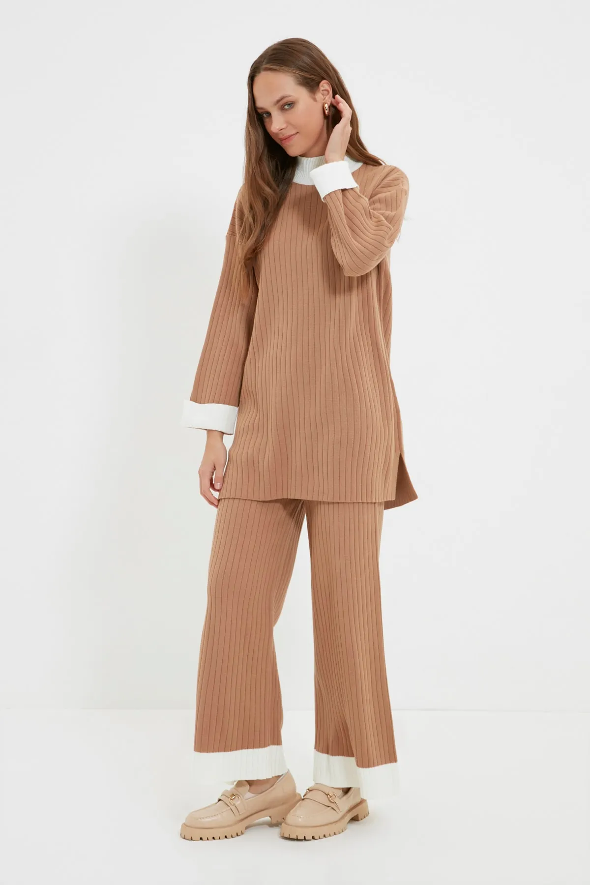 Trendyol Modest  Kamelfarbener Strickanzug mit Stehkragen und Farbblockdesign aus Kordelzug und Pullover-Hose TCTAW22US0080