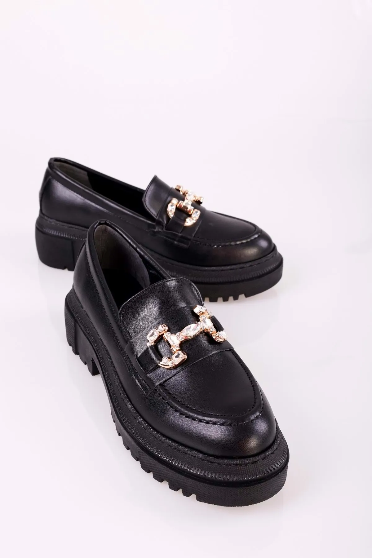 Shoeberry  Lucie Daily Loafer für Damen in schwarzer Haut mit Steinschnalle