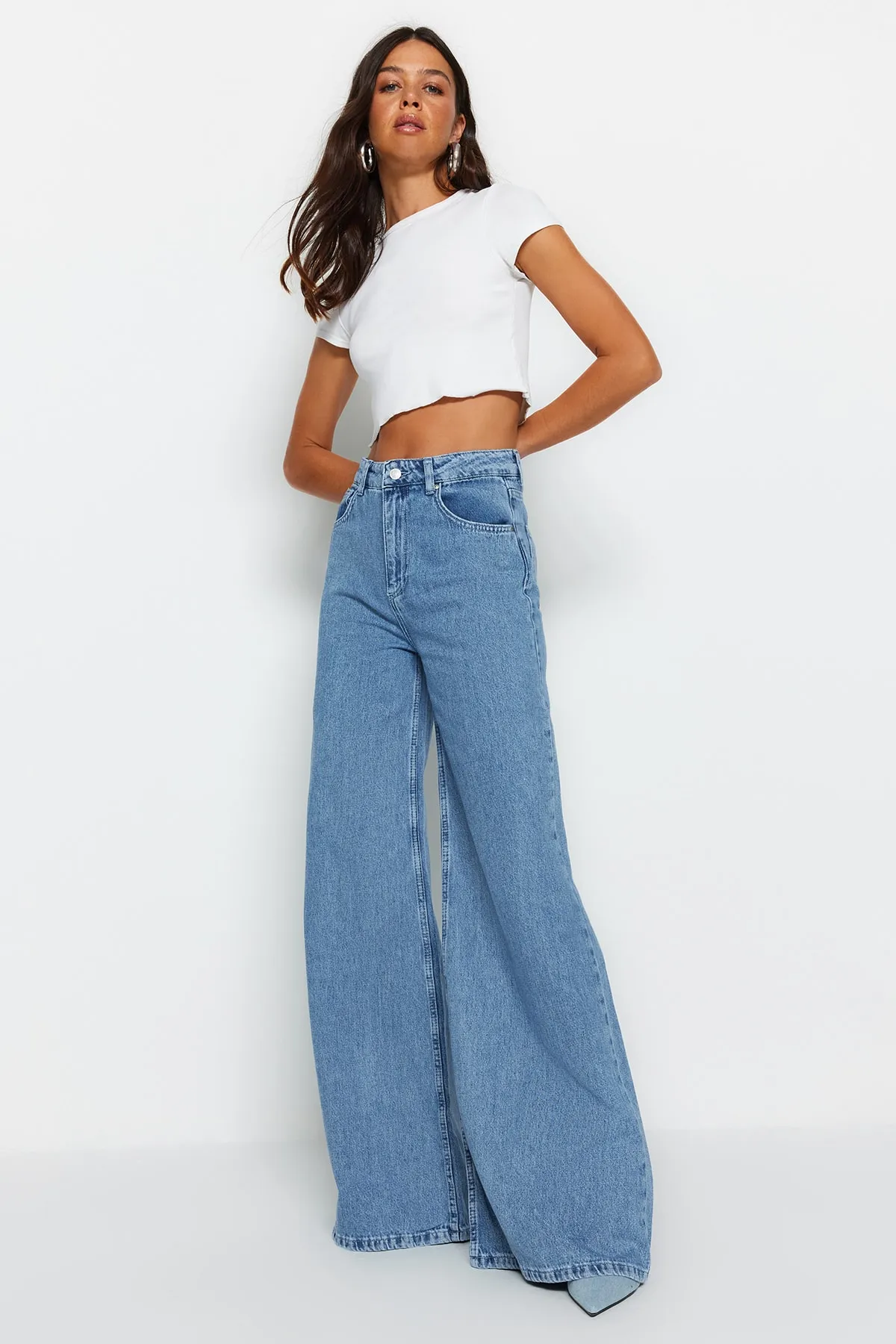Trendyol Collection  Blaue, extra weite Jeans mit hoher Taille und weitem Bein TWOSS23JE00286
