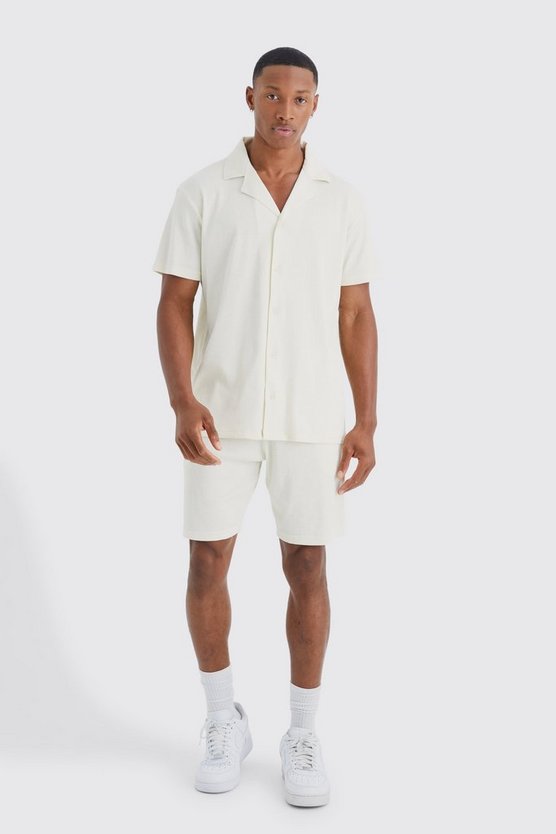 Kurzärmliges geripptes Hemd und Shorts