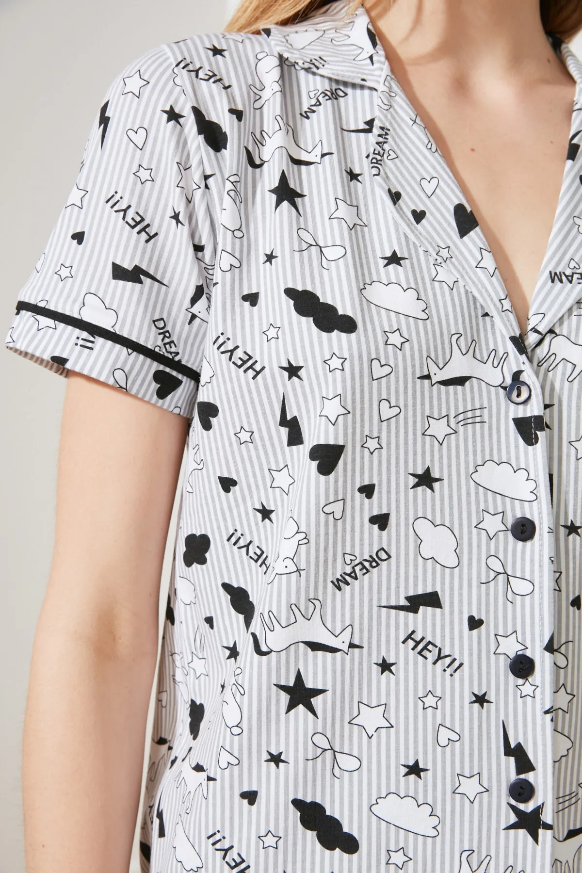 Trendyol Collection  Mehrfarbiges Strick-Pyjama-Set aus 100 % Baumwolle mit Paspelierung und grafischem Muster aus Hemd und Hose THMSS19IP0037