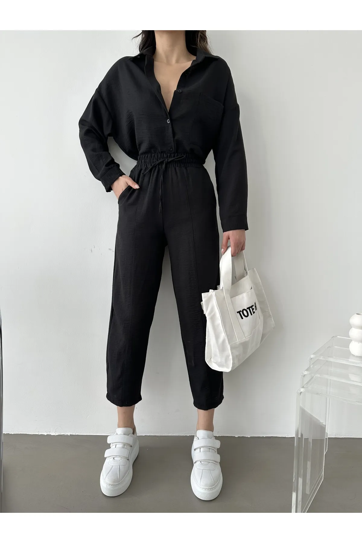 BEJNA  Schwarzes Set aus Oberteil und Unterteil mit doppelten Ärmeln für Damen