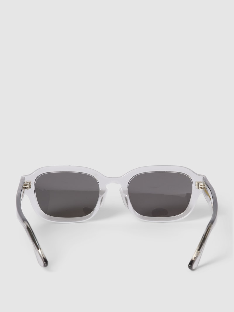 Sonnenbrille mit getönten Gläsern in hellgrau