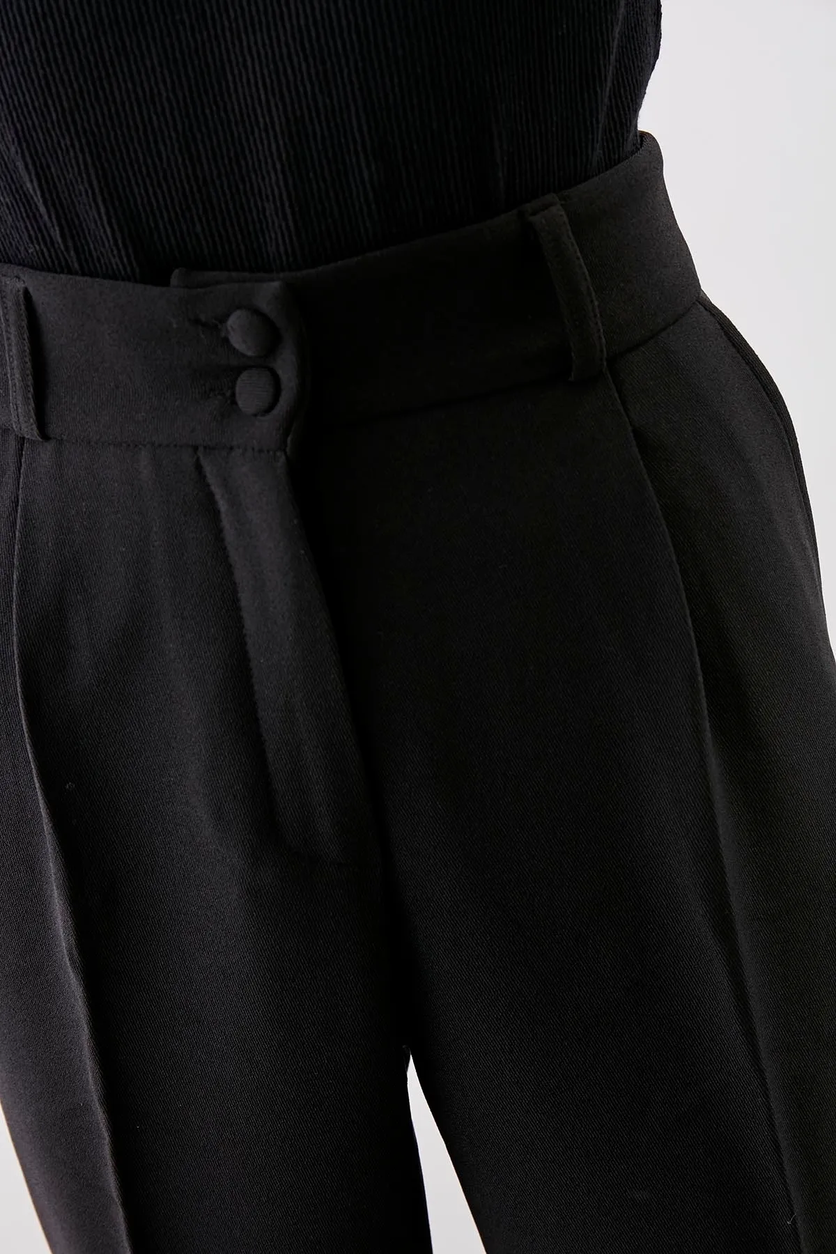 Vitrin  Karottenhose mit zwei Knöpfen