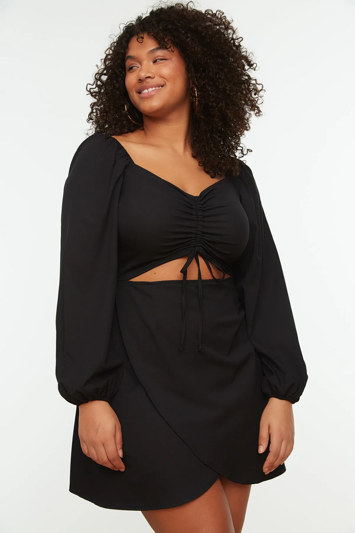 Trendyol Curve  Schwarzes gewebtes Kleid mit Cut-Out-Details TBBSS22AH0101