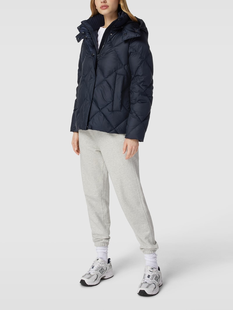 Daunenjacke mit Label-Detail in marineblau