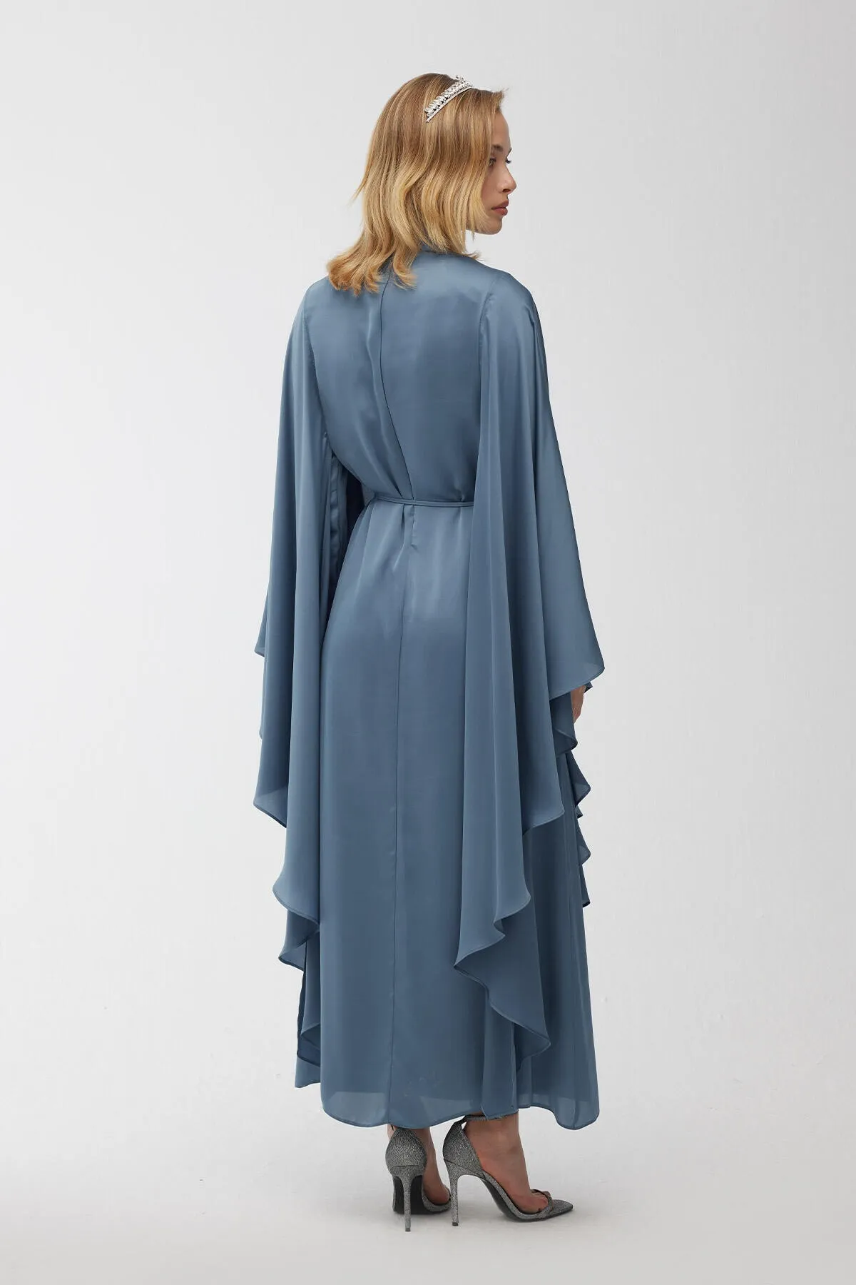 Manuka  Satin-Cape-Abendkleid Blau