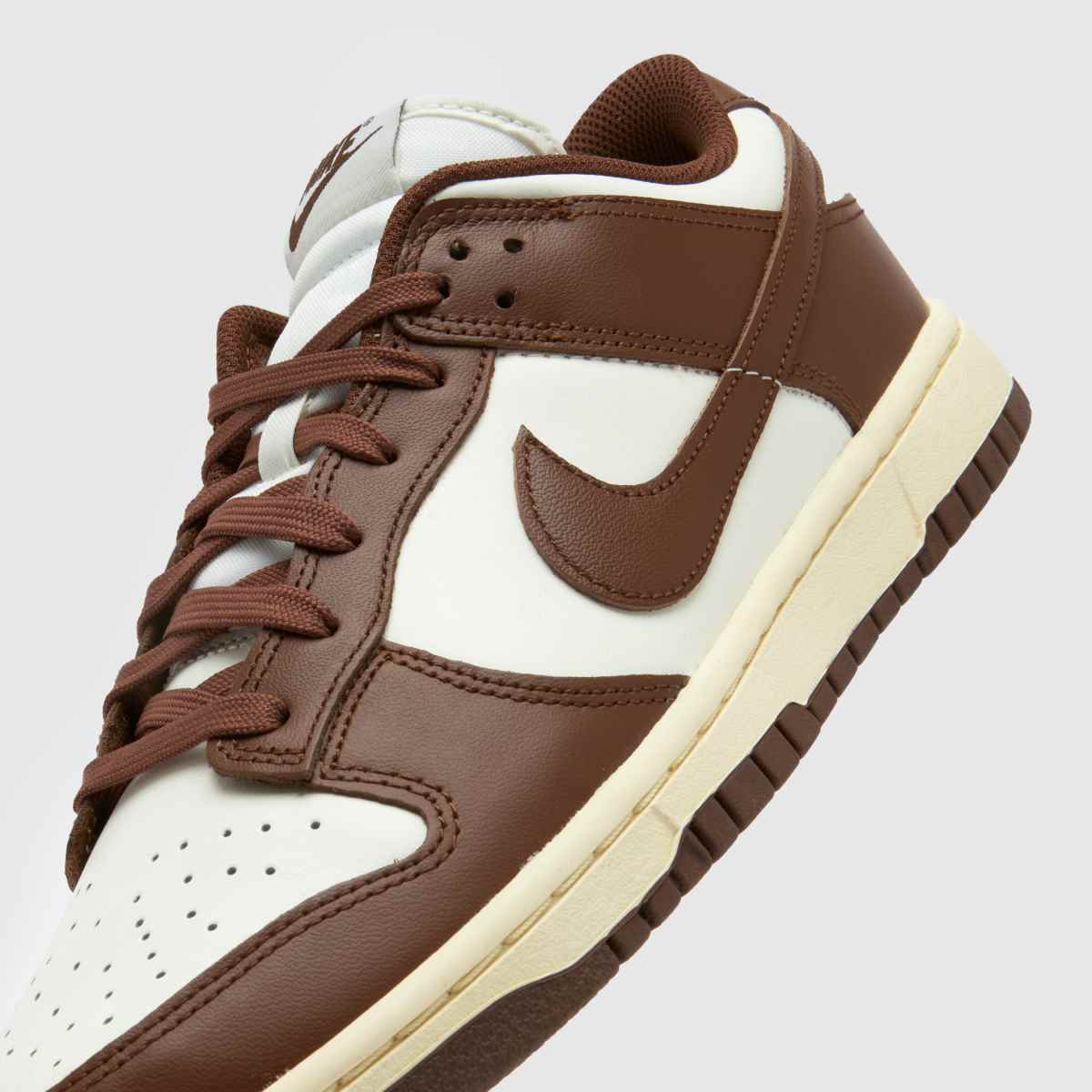 Nike Dunk Low-sneakers i vitt och brunt