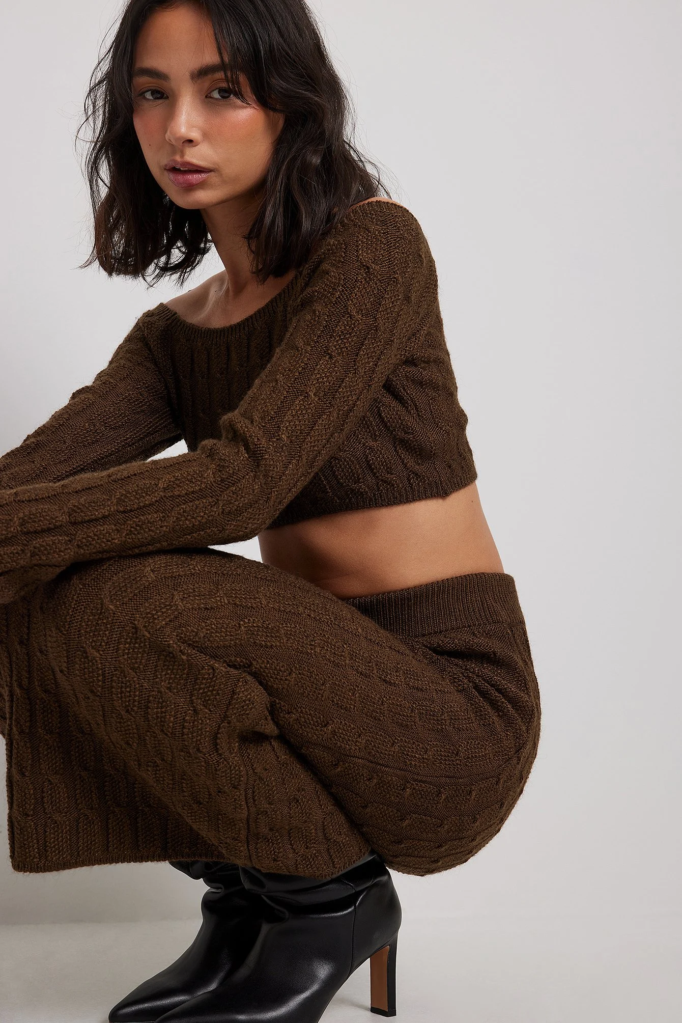 Schulterfreier Crop-Pullover mit Strickdetails