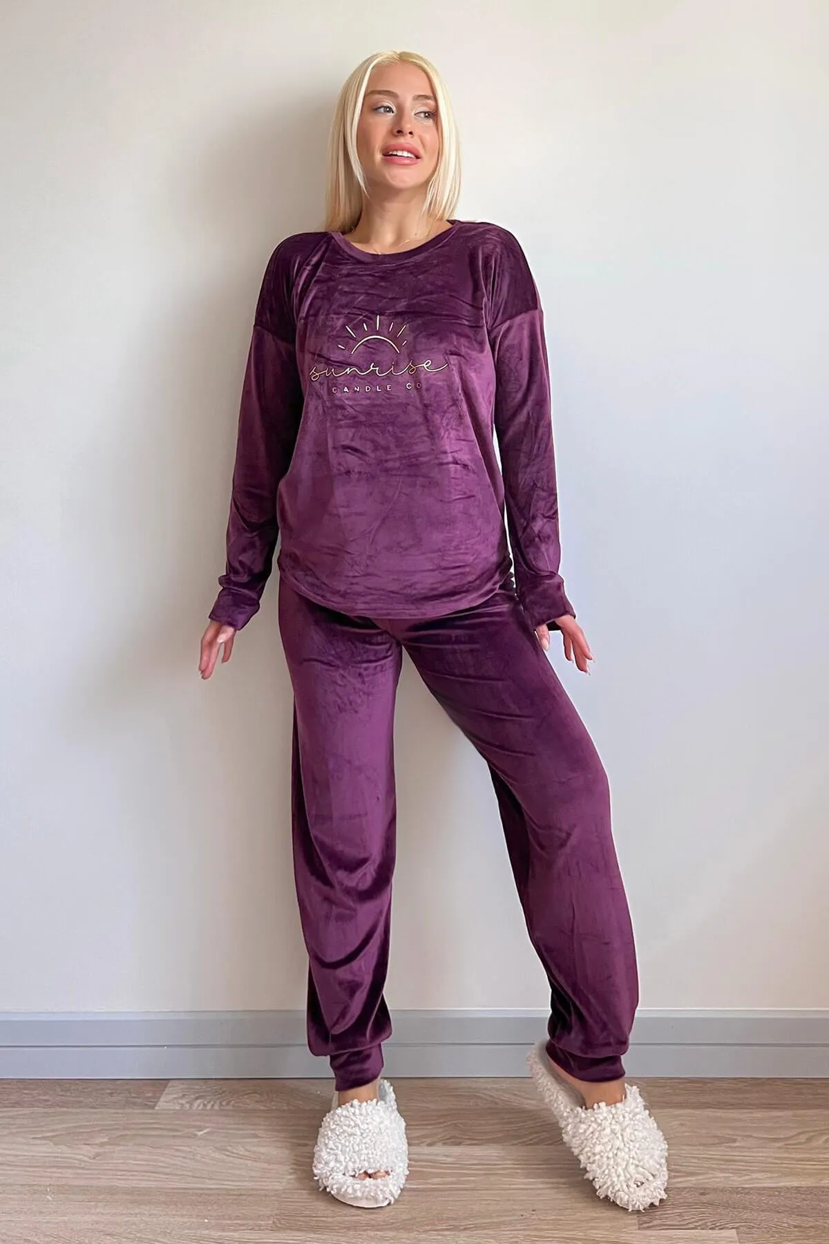 Pijamaevi  Plum Sunshine gemustertes, exklusives Damen-Pyjama-Set aus Samt