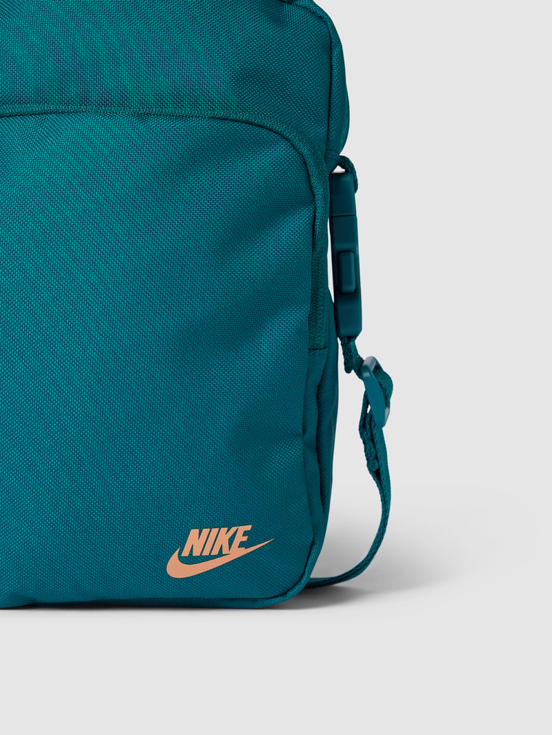 Umhängetasche mit Label-Print Modell 'Nike Heritage Crossbody' in schilf