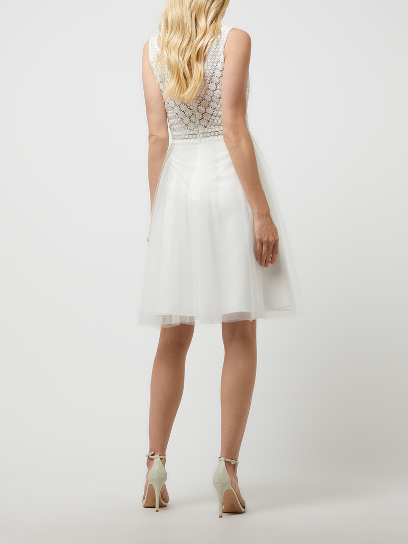 Brautkleid aus Häkelspitze und Tüll in offwhite